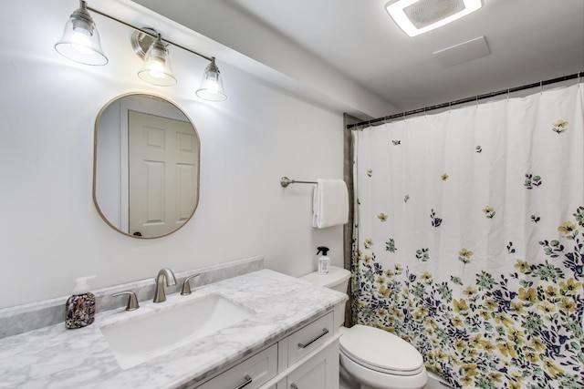 full bathroom with a shower with shower curtain, toilet, and vanity