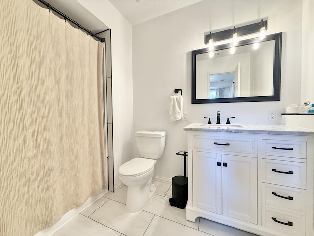 full bath featuring vanity, a shower with shower curtain, toilet, and baseboards