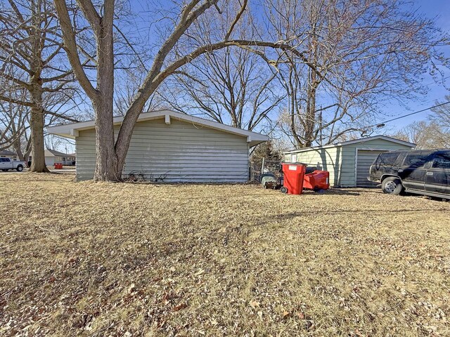 view of yard featuring an outdoor structure
