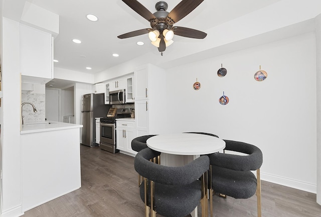 dining area with recessed lighting, baseboards, and dark wood-style flooring