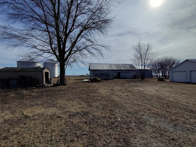 view of yard with an outbuilding