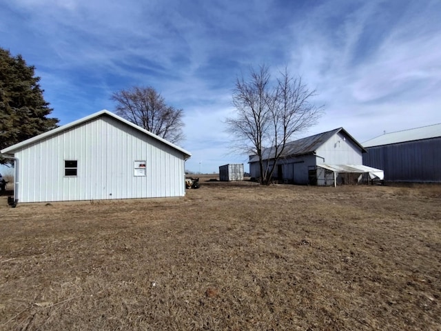 view of yard featuring an outdoor structure and a pole building