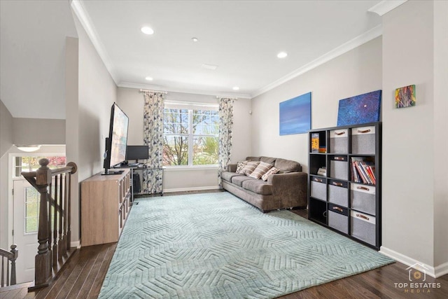 living area featuring ornamental molding, baseboards, wood finished floors, and recessed lighting