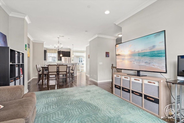 living room with crown molding, a chandelier, wood finished floors, baseboards, and recessed lighting