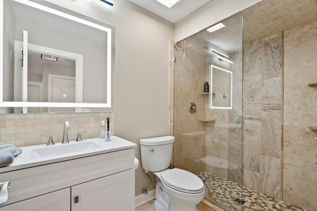 871 Woodcrest Ln, Lemont, IL 60439 - full bath featuring a tile shower, toilet, backsplash, and vanity