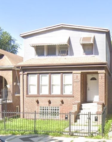 view of front of home with brick siding and a fenced front yard