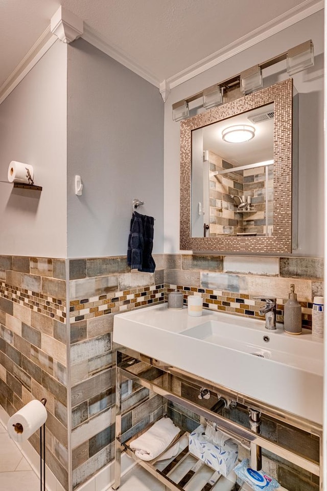 bathroom featuring crown molding, tiled shower, tile walls, and wainscoting