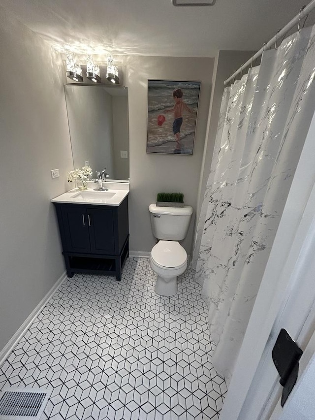 full bath with a shower with curtain, toilet, vanity, and baseboards