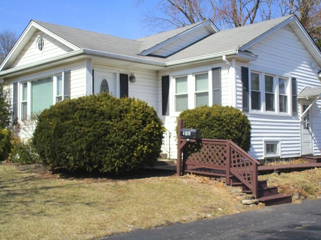 ranch-style home featuring a front lawn