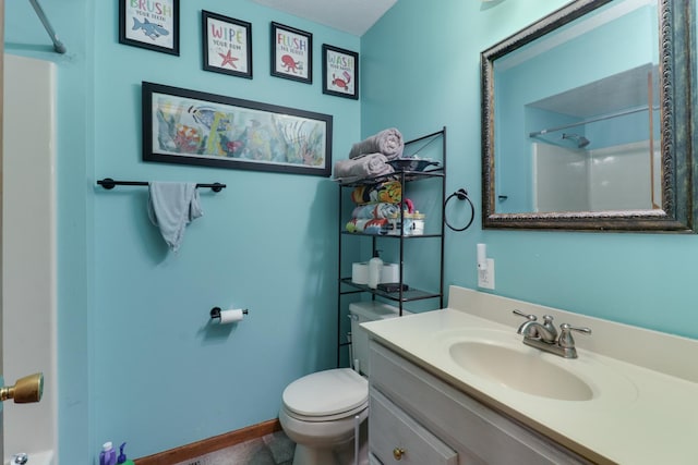 full bathroom featuring a shower, baseboards, toilet, and vanity