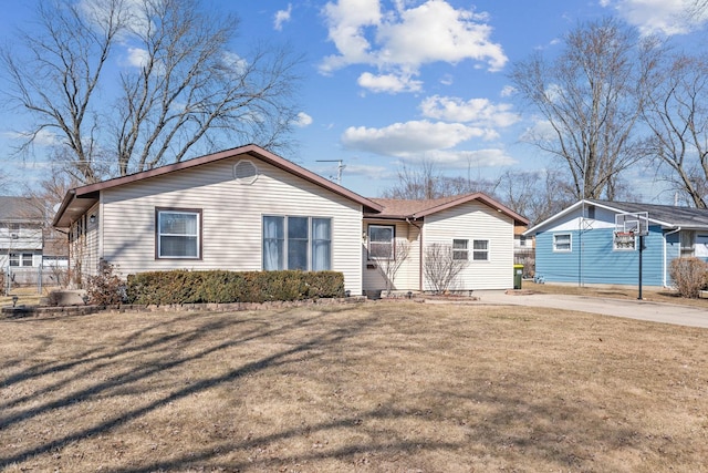 view of front of house with driveway and a front lawn