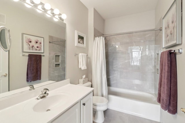 full bathroom featuring shower / bath combo with shower curtain, toilet, and vanity