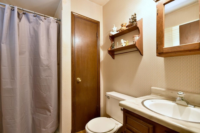 full bathroom featuring curtained shower, wallpapered walls, toilet, and vanity