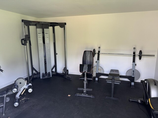 exercise room with baseboards