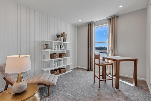 living area featuring recessed lighting, baseboards, and carpet