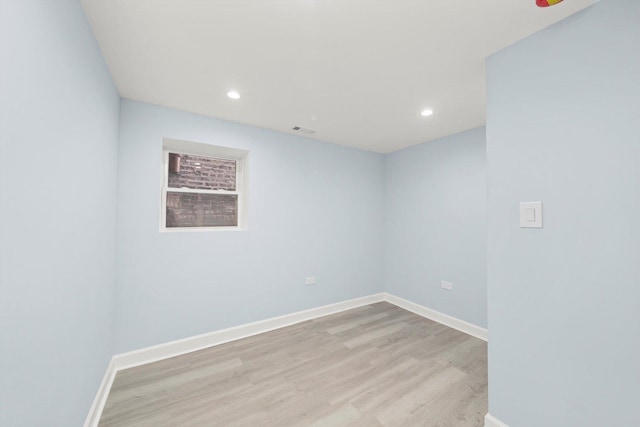 unfurnished room with light wood finished floors, visible vents, recessed lighting, and baseboards