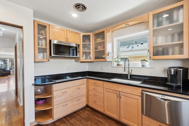 kitchen with visible vents, light brown cabinetry, a sink, stainless steel appliances, and dark wood-style flooring