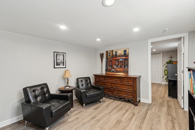 living area featuring recessed lighting, light wood-style floors, and baseboards