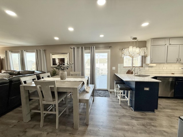 dining area featuring recessed lighting, baseboards, and light wood finished floors