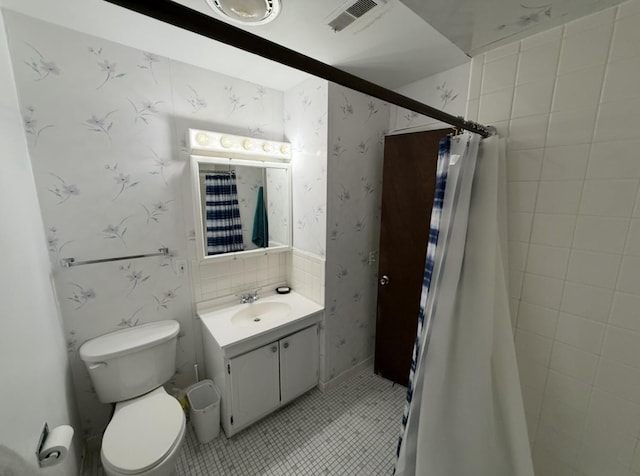 full bathroom featuring visible vents, toilet, vanity, and wallpapered walls