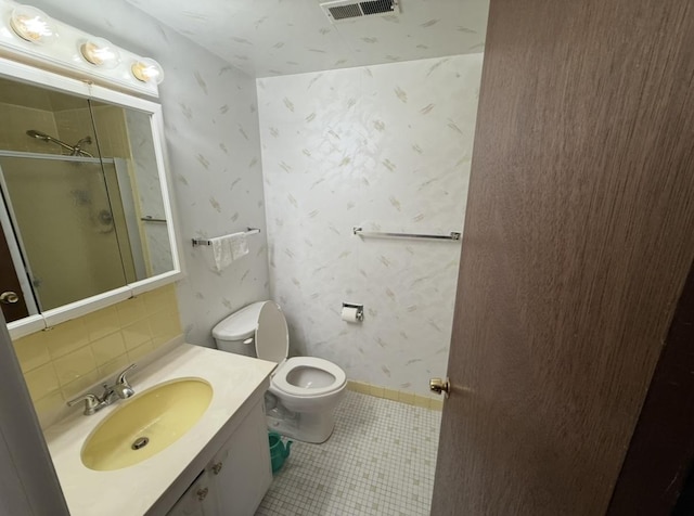 full bath with vanity, visible vents, wallpapered walls, a shower stall, and toilet