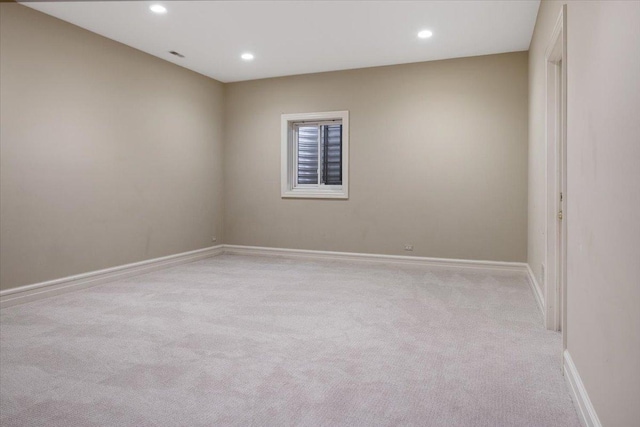 unfurnished room featuring light carpet, visible vents, recessed lighting, and baseboards