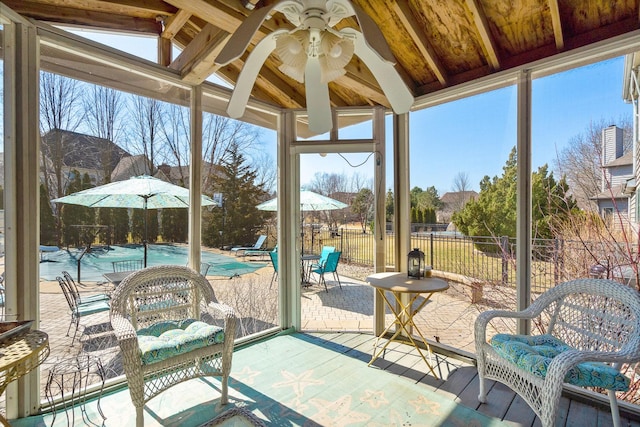 sunroom with ceiling fan