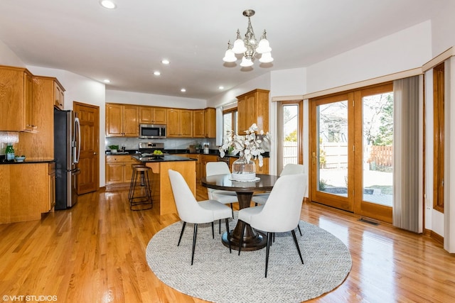 dining room featuring recessed lighting, visible vents, a chandelier, and light wood-style flooring