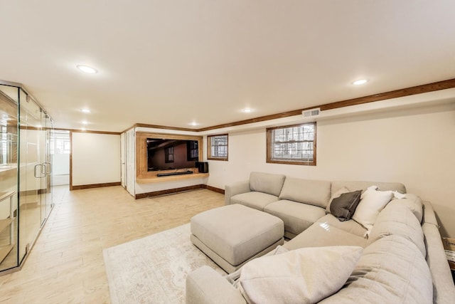 living room featuring visible vents, plenty of natural light, recessed lighting, and baseboards