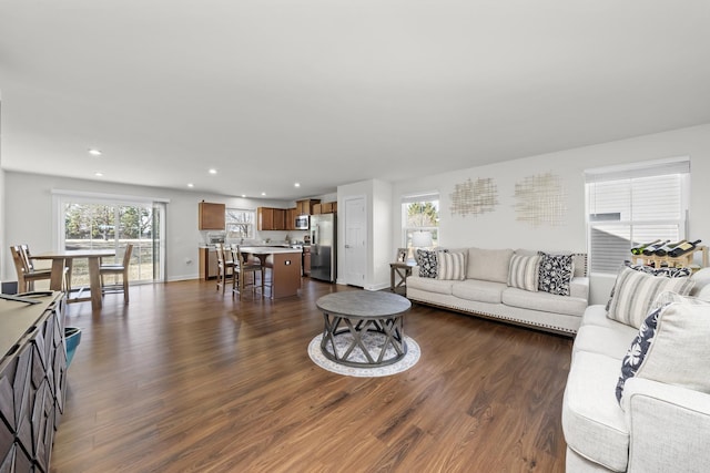 living area featuring dark wood finished floors, recessed lighting, and baseboards