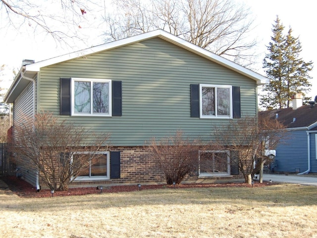 exterior space featuring a front lawn