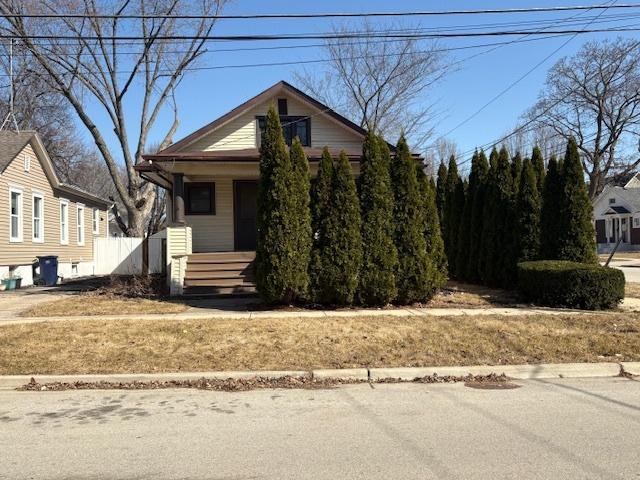 view of front of property featuring a porch