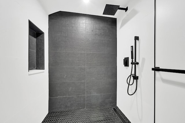 full bathroom featuring a tile shower