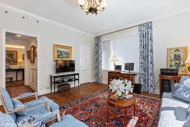 living room featuring an inviting chandelier, wood finished floors, baseboards, and ornamental molding