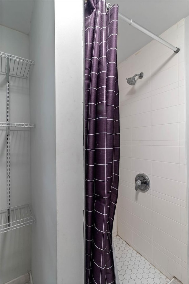 full bathroom featuring tiled shower