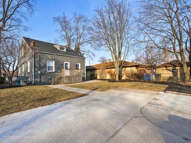 view of front of house with a front lawn and a shingled roof