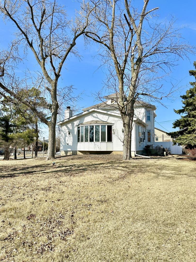 806 E Saint Charles Rd, Lombard, IL 60148 - view of front of property featuring a chimney