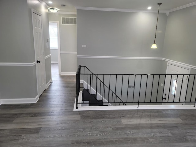 stairway featuring wood finished floors, visible vents, baseboards, recessed lighting, and crown molding