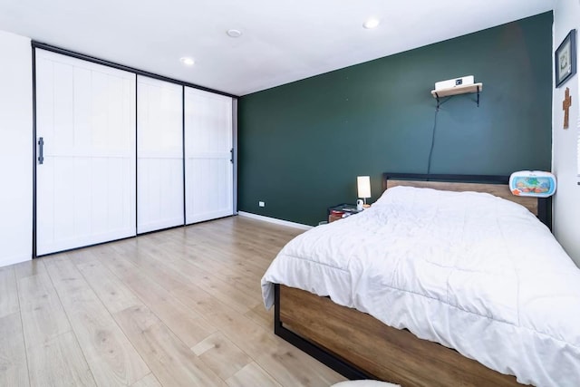 bedroom featuring recessed lighting, light wood-type flooring, and baseboards