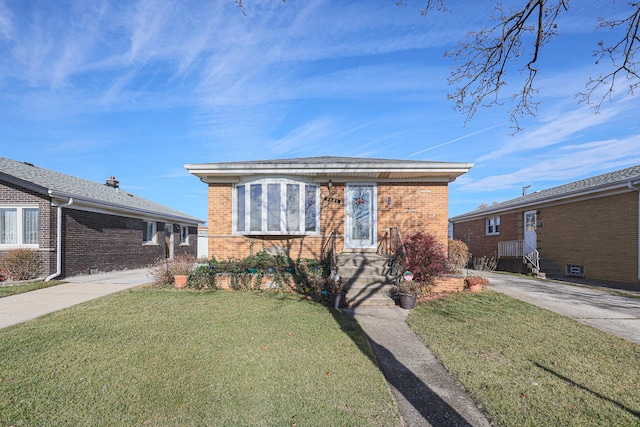 view of front of home featuring brick siding and a front yard