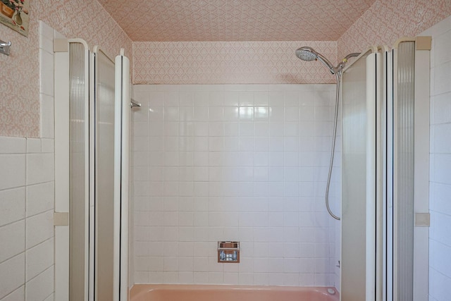 full bathroom with bathtub / shower combination and wallpapered walls