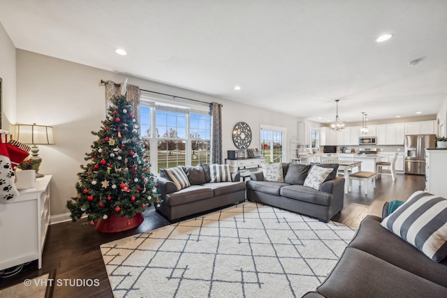 living area featuring a chandelier, recessed lighting, baseboards, and light wood-style floors