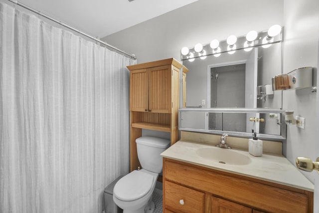 full bathroom featuring vanity, toilet, and a shower with curtain