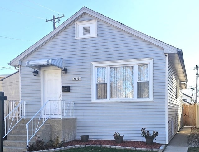 bungalow-style house featuring fence