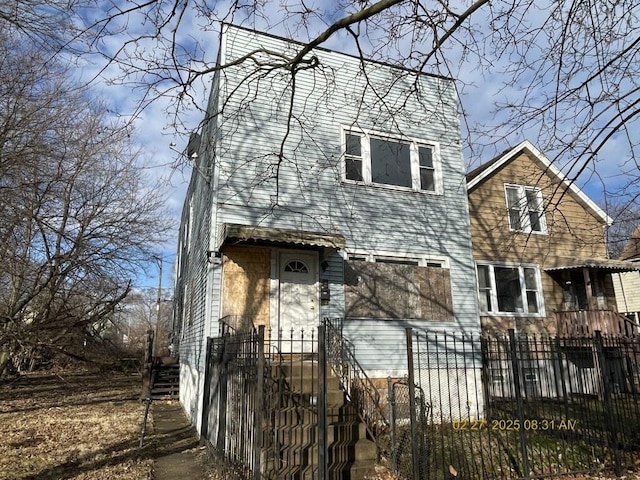 view of front of property featuring a fenced front yard