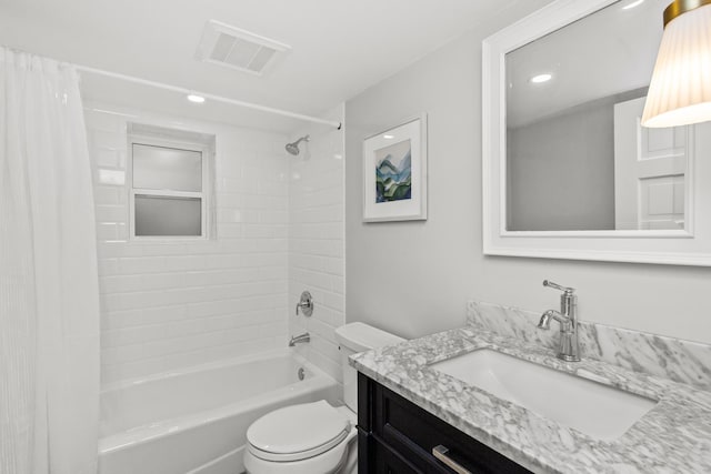 full bath with visible vents, toilet, shower / tub combo with curtain, recessed lighting, and vanity