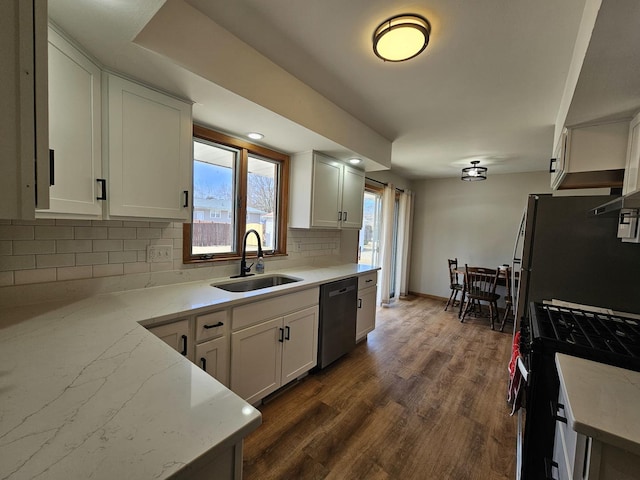 kitchen featuring dishwashing machine, dark wood-style floors, freestanding refrigerator, a sink, and range with gas cooktop