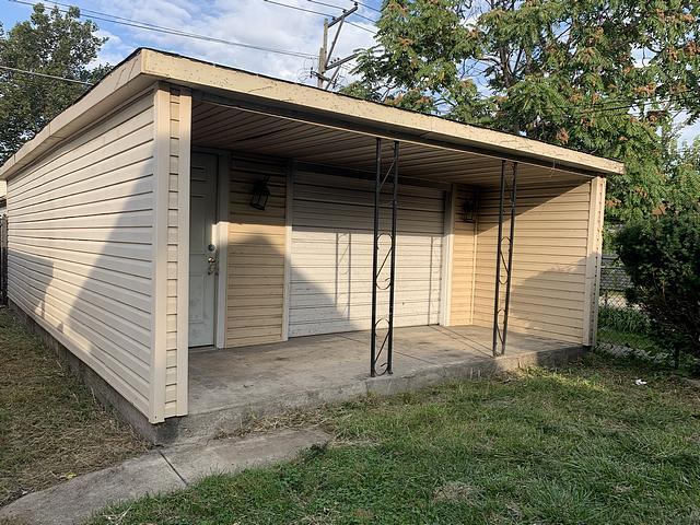 view of outdoor structure featuring a garage and an outdoor structure