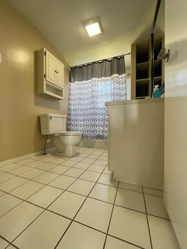 full bath with tile patterned floors, curtained shower, and toilet