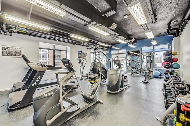 exercise room featuring baseboards